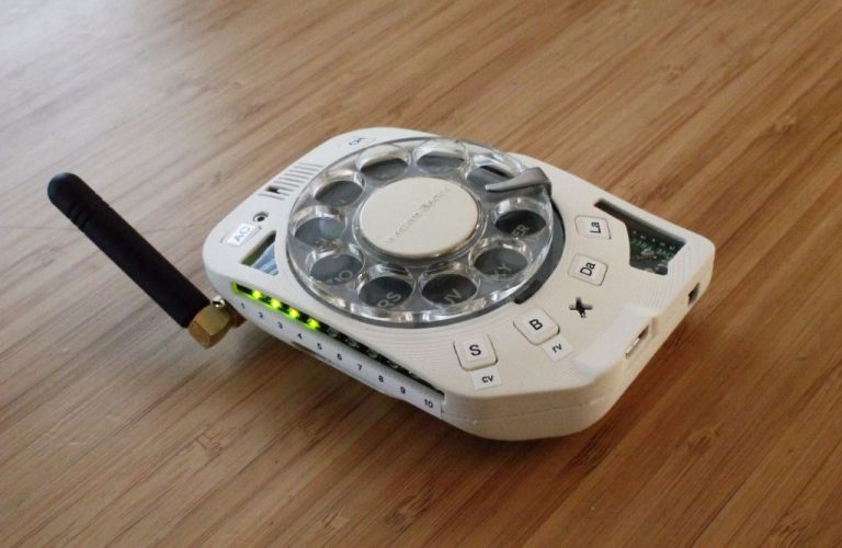 Інженер створила мобільний телефон з дисковим набирачем номера
