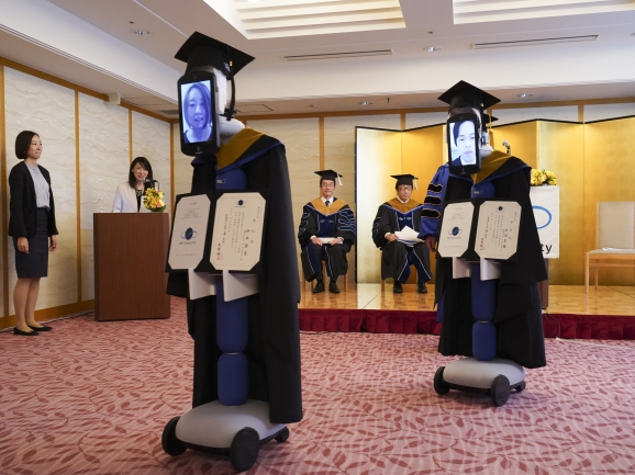 Японський університет зробив випускний, де студенти були присутні через роботів