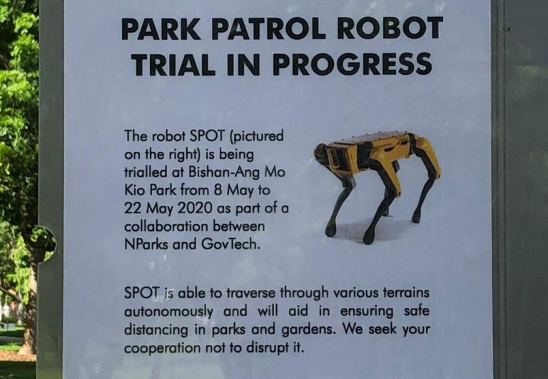 В Сингапуре запустили робота для патрулирования парков: он напоминает группам людей держать дистанцию