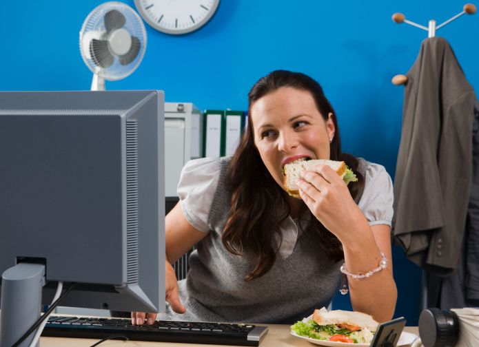Не комп’ютер, а обідній стіл: понад 80% геймерів регулярно споживають їжу під час ігор