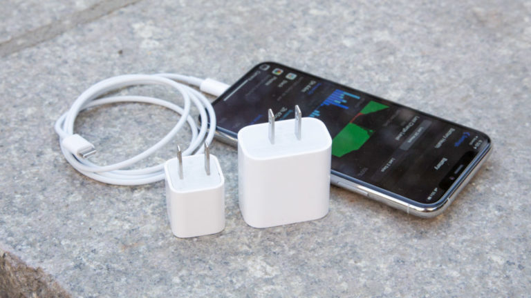 Топ-менеджер Apple пояснив, чому iPhone 12 постачатимуть без зарядки