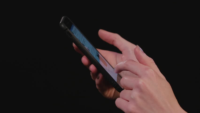 smartphone-hands-swipe