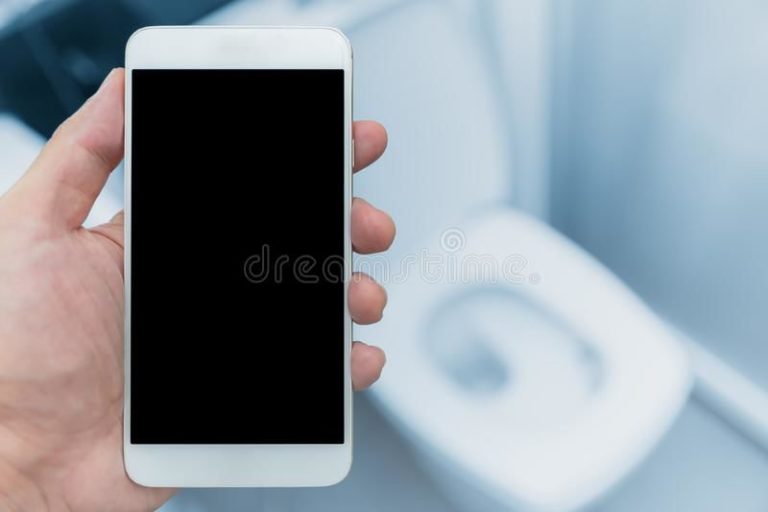 Листание Instagram или Facebook в туалете ведет к проблемам со здоровьем, которые могут потребовать хирургического вмешательства