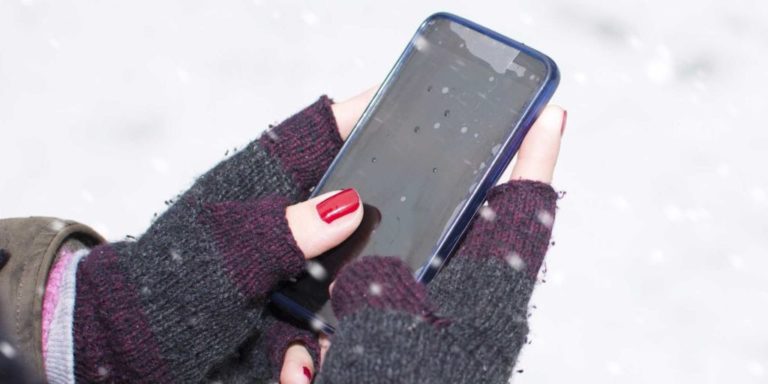 Чому iPhone приречений вимикатися на морозі: винна любов Apple до маленьких батарей