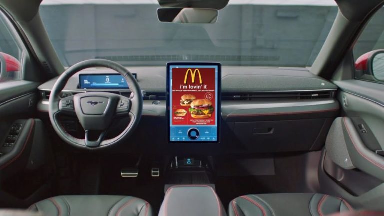 Ford хоче дублювати придорожню рекламу на екранах в салоні авто