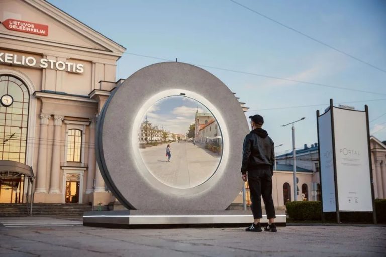 В Вильнюсе создали портал в другой город на расстоянии 600 км
