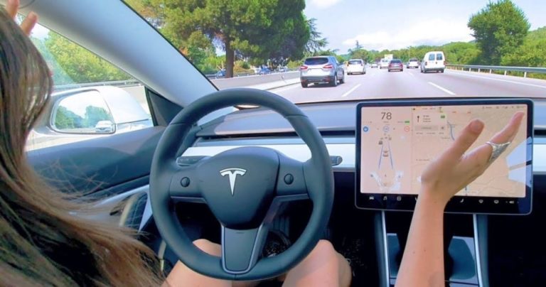 На Tesla встановили хакнутий автопілот, щоб проїхатися Києвом