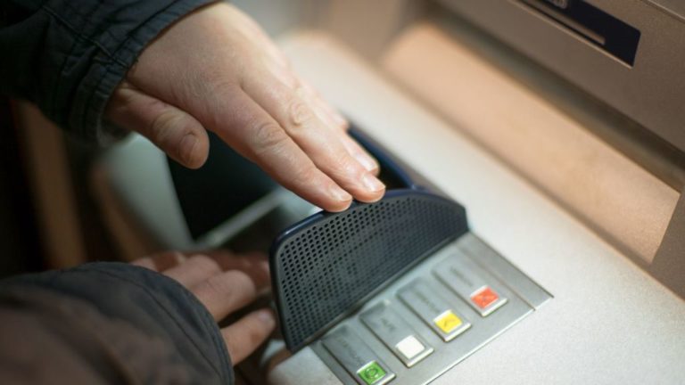 Пін-код кредитної картки можна вгадати навіть якщо прикрити панель банкомату рукою