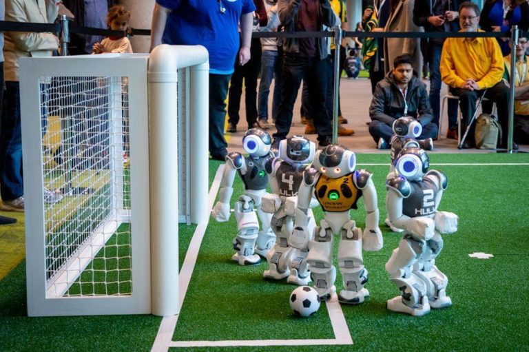 Чемпионат мира по футболу 2050: победила команда роботов?