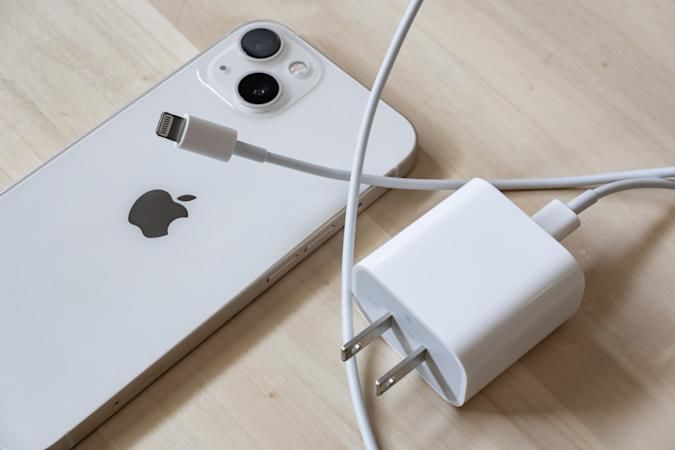 Apple може випустити свій перший зарядник з двома USB-C