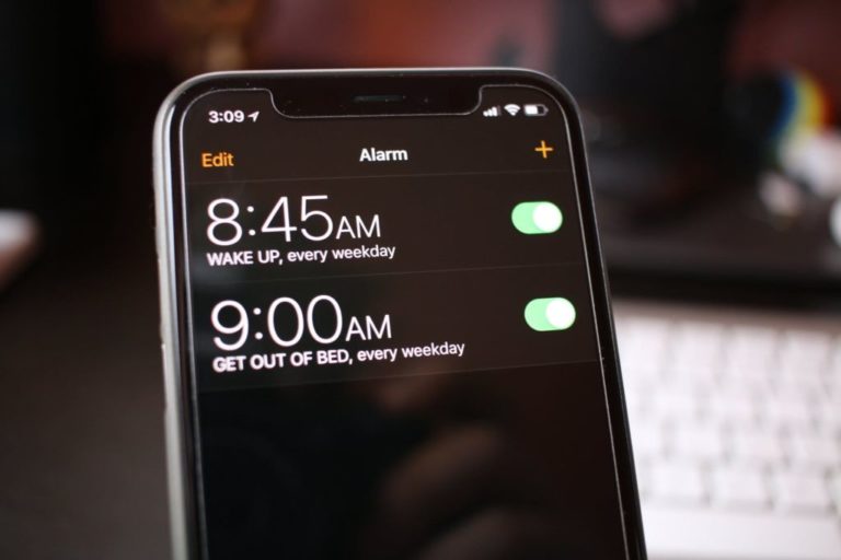 Как со своего iPhone выключить будильник на iPhone другого человека