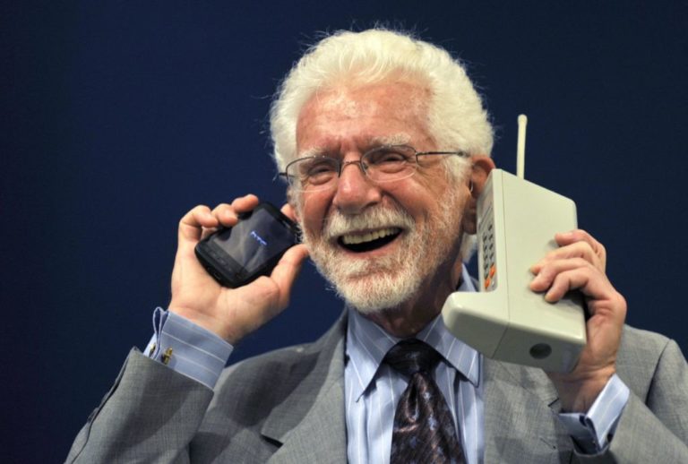 Изобретатель первого мобильного телефона говорит отложить гаджеты и жить