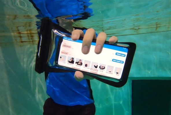 Новый мессенджер позволяет сидеть в чатах в смартфоне даже под водой