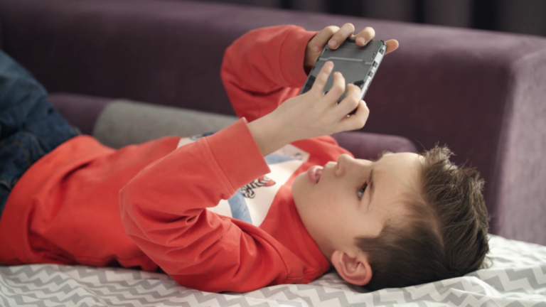 Смартфоны могут обязать встроить режим для детей с ограничением времени использования