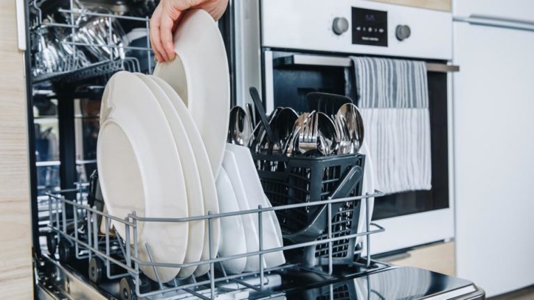 Найвідоміші міфи про посудомийку, в які ви точно вірили