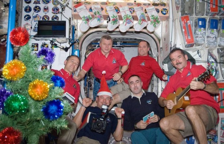 Космонавты тоже празднуют Новый год. Но в какой час?