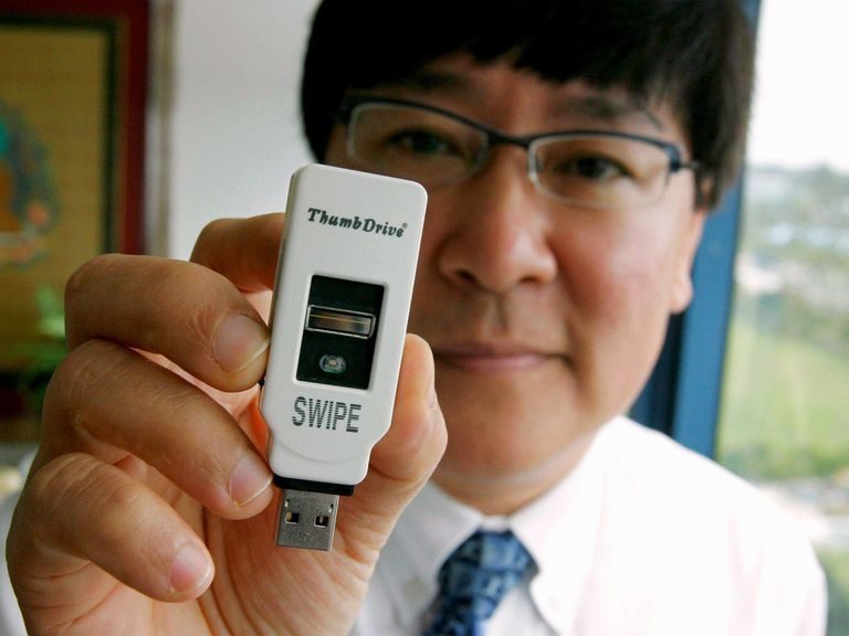 Вона зробила революцію в комп’ютерному світі, а її батько залишається невідомим: хто придумав USB-флешку