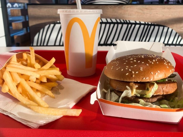 McDonald’s отслеживает пользовательский смартфон на карте, чтобы пользователь забирал теплые блюда