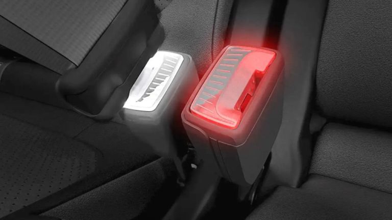 Apple недостатньо великої червоної кнопки: в автомобілі Apple Car ремінь безпеки має світитися