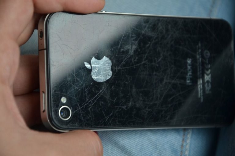 Apple розробляє матеріал «просторові композити»: iPhone можуть перестати дряпатися