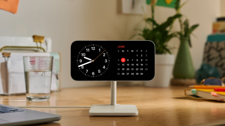 iPhone з iOS 17 перетворюється на настільний годинник з календарем