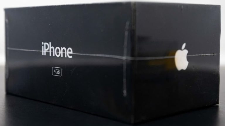 Айфон, який ніхто не купляв у 2007 році, продали у 2023 році за $190 372,80