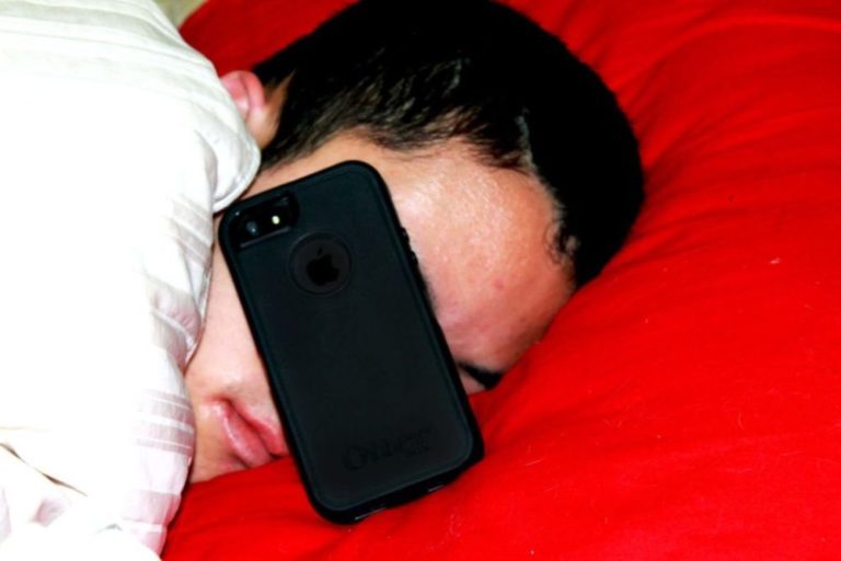 Apple попереджає: спати поруч з iPhone небезпечно