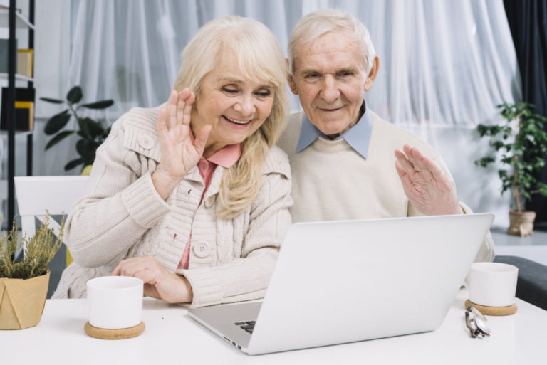 Как держать видеосвязь с бабушкой или дедушкой, которые не «дружат» с технологиями