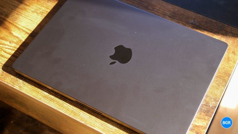 Apple розробляє стільниковий MacBook Pro