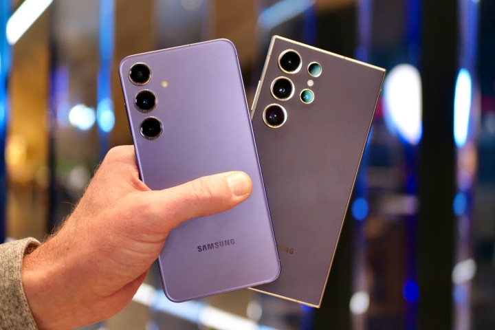 Человек держит Samsung Galaxy S24 Ultra и Galaxy S24+.