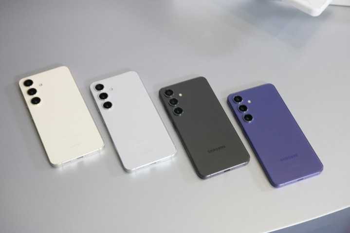 Всі чотири кольори Samsung Galaxy S24 поруч.