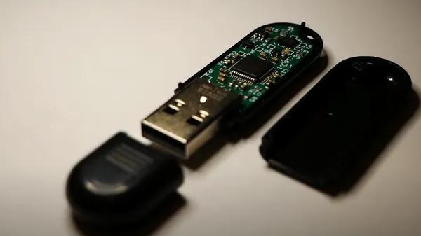 Ця флешка захищає дані без шифрування: вона їх спалює
