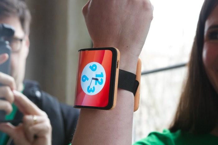 Motorola представила телефон, который можно носить на запястье