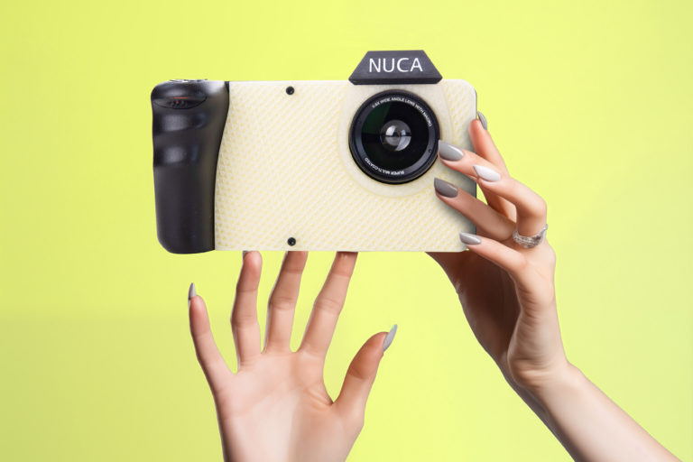 Митці створили фотокамеру, яка фотографує людей лише голими