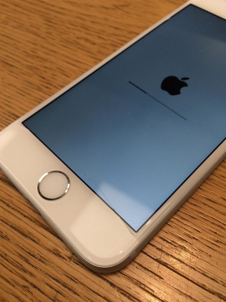 Apple заставила владельцев iPhone и Apple Watch платить за волосяную трещину