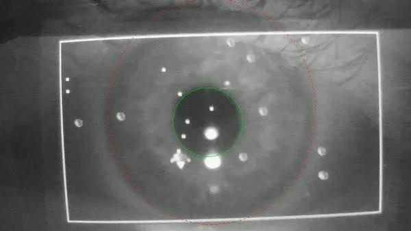 Создан дисплей, который отслеживает зрачки глаза для регулировки яркости