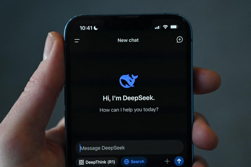 На этой фотоиллюстрации показано приложение DeepSeek на мобильном телефоне в Пекине 27 января 2025 года. Чат-бот китайской фирмы DeepSeek с искусственным интеллектом взлетел на вершину чартов загрузок Apple Store, поразив инсайдеров и аналитиков отрасли своей способностью конкурировать с конкурентами из США.