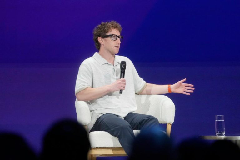 Директор Facebook Марк Цукерберг считает, что вам не хватает друзей, он сделает ИИ вашим другом