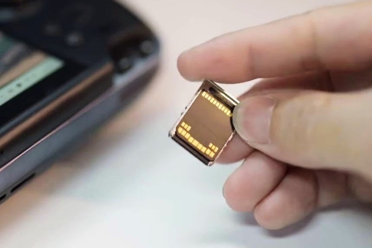 Представлены SSD настолько маленькие, что их надо вставлять как SIM-карту
