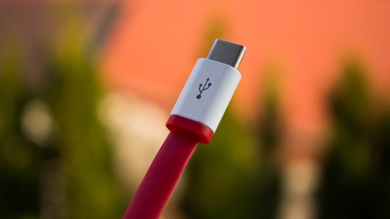 Из коробки новых смартфонов начал исчезать последний аксессуар-кабель USB