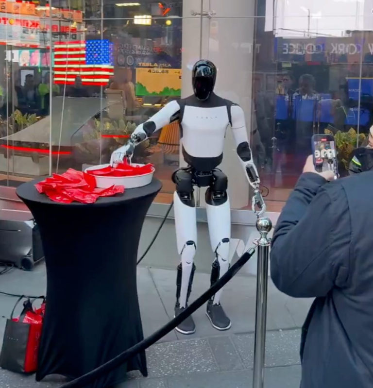 Илон Маск обещает робот Optimus изменит мир. Например, лишит людей работы и будет бить людей для предотвращения преступлений