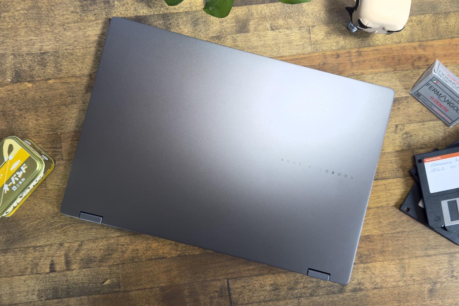 Дизайн Asus Vivobook 16 Flip