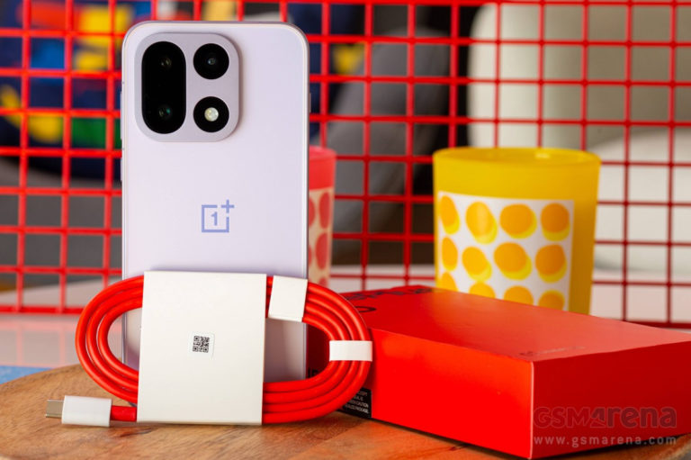 Огляд OnePlus 15: купуйте, якщо вам набридло заряджати смартфон