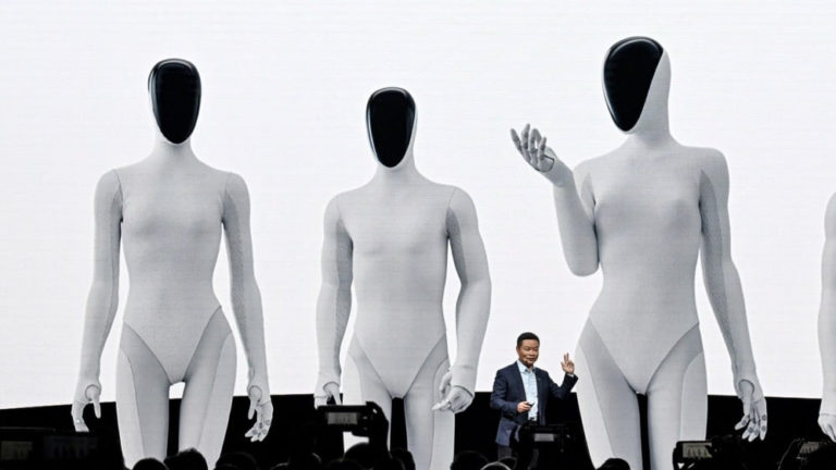 Робот Iron від Xpeng настільки людиноподібний, що його довелося розрізати просто на сцені, щоб довести, що це дійсно машина