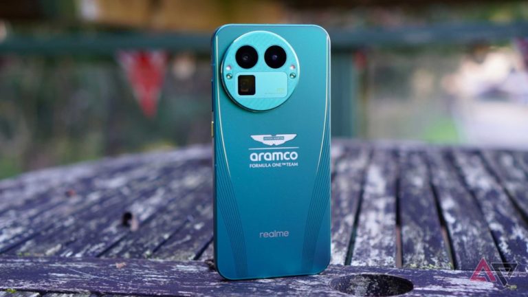 Обзор Realme GT 8 Pro: хаотичное сочетание блестящих камер и непонятных дизайнерских решений