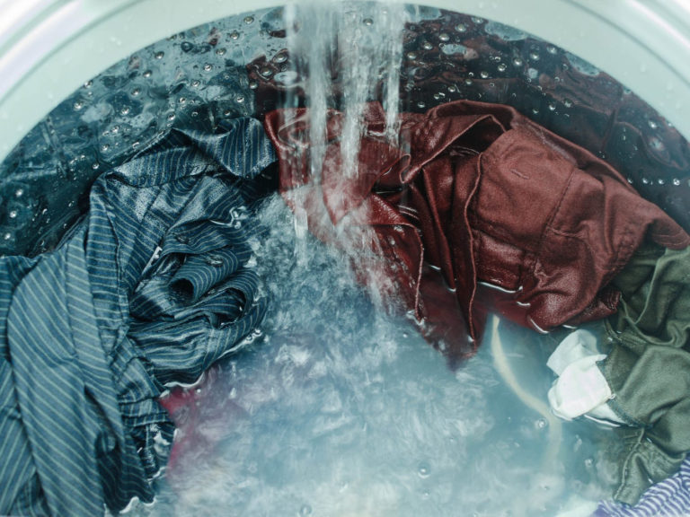 Как уменьшить износ тканей в стиральной машине: исследование объясняет эффективные условия стирки