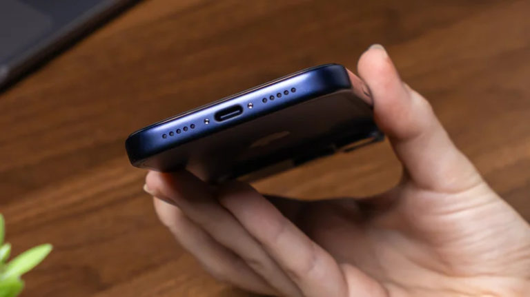 Простой способ почистить зарядный порт вашего смартфона