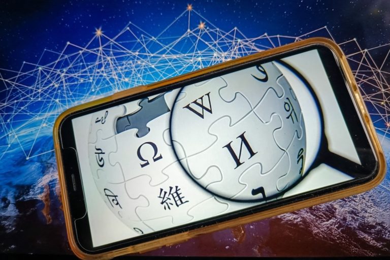 Википедия запретила ИИ писать статьи, защищая энциклопедию от компьютерных вымыслов