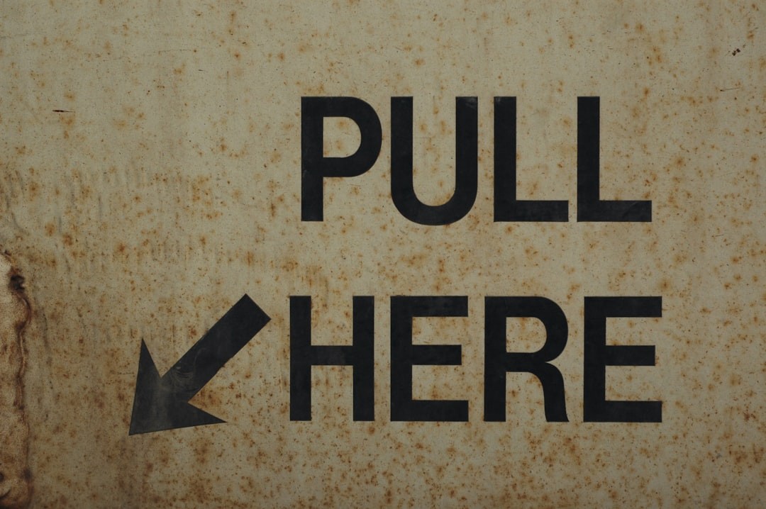 black pull here sign