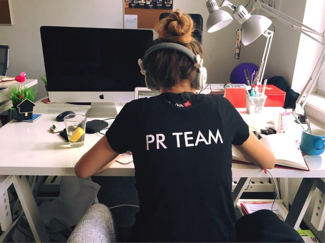 woman in black and white crew neck t-shirt sitting on black